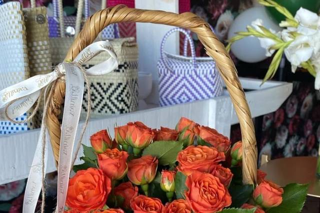 Arreglo floral con rosas rojas