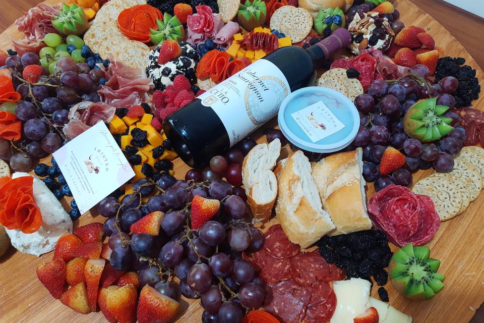 Tabla con pan, fruta y chorizo