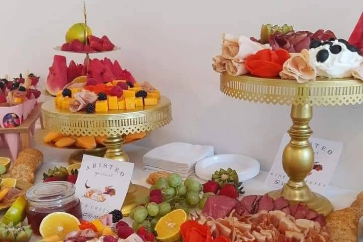 Mesa con naranjas y uvas