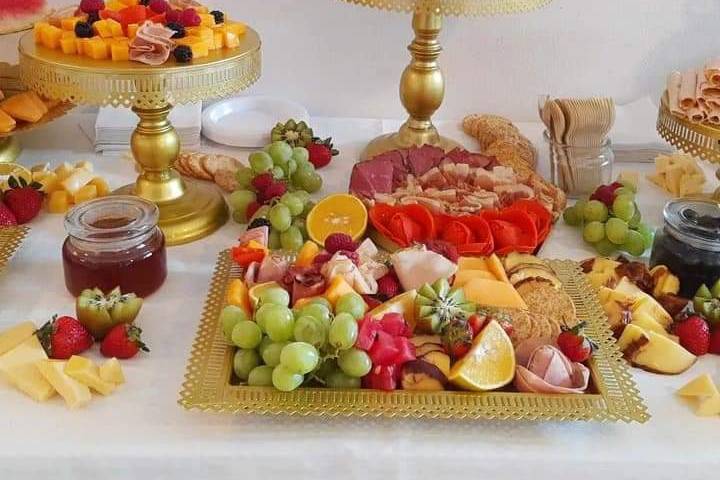 Mesa de embutido y fruta