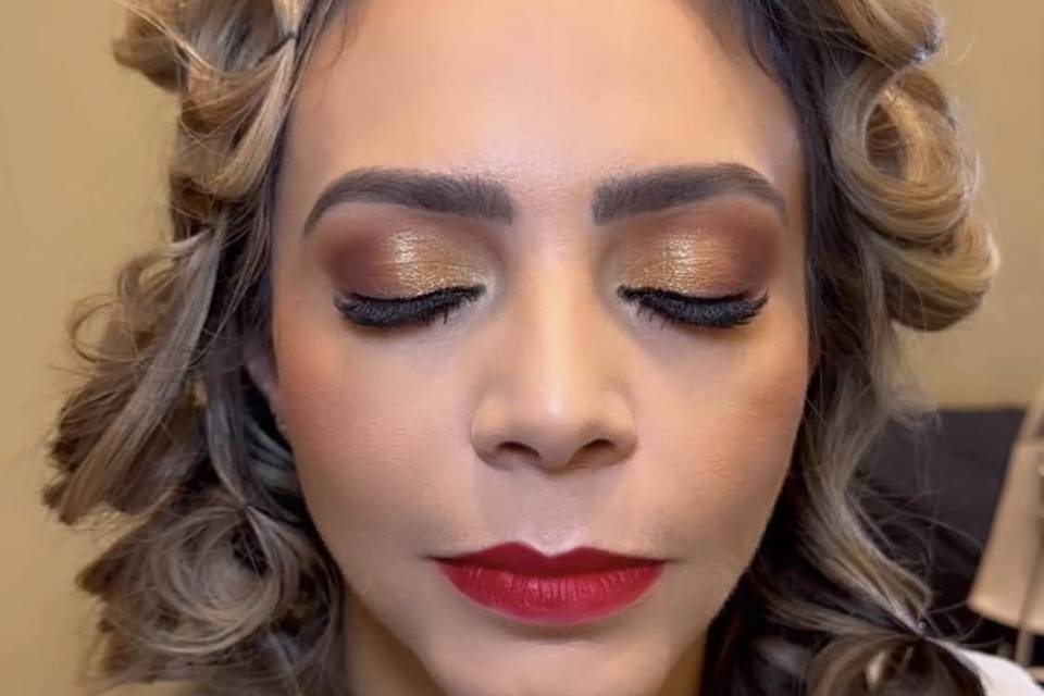 Maquillaje con sombras doradas y labios rojos