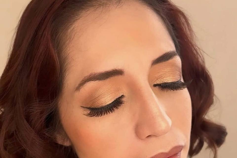 Novia con maquillaje con delineado negro