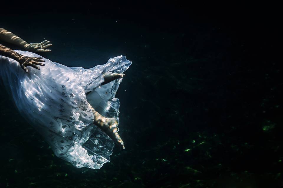 Sirena en blanco de cenote