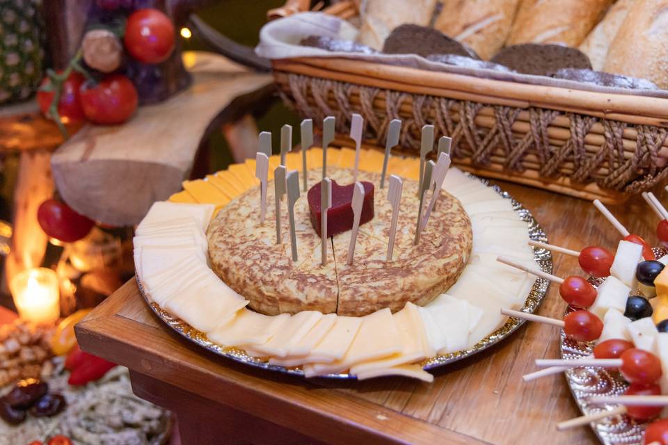 Mesa de quesos y carnes frias