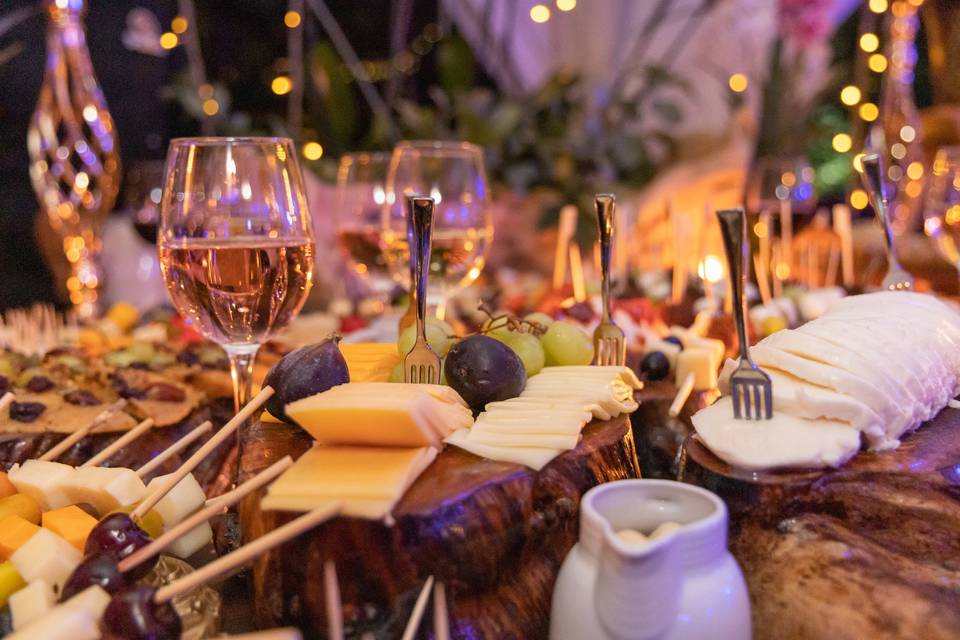 Mesa de quesos y carnes frias