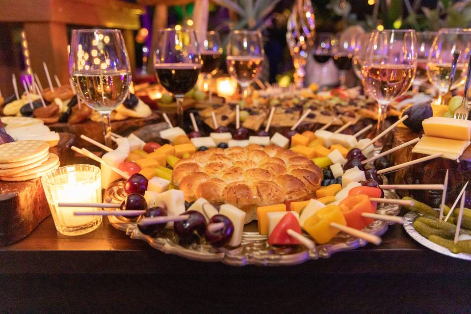 Mesa de quesos y carnes frias