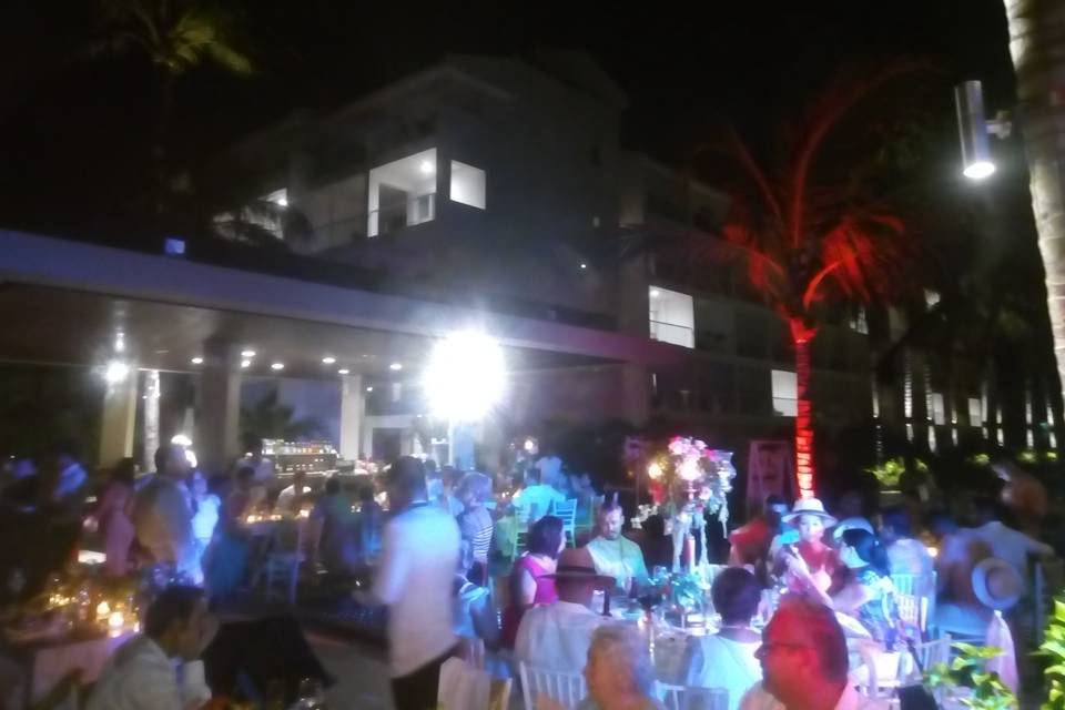 Iluminación bodas en playa