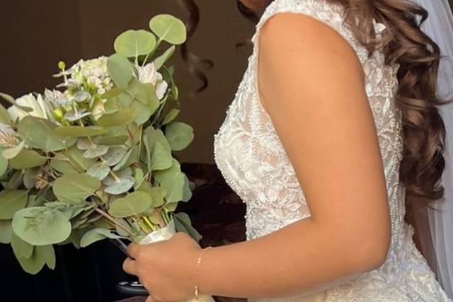 Novia con cabello suelto y velo
