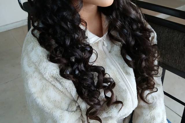 Novia con cabello ondulado y corona