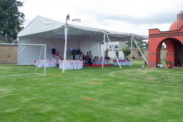 Jardín con carpa y mobiliario