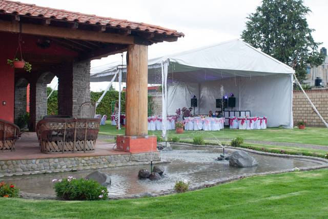 Jardín con carpa y mobiliario