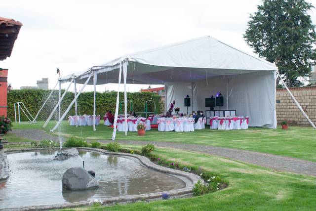 Jardín con carpa y mobiliario
