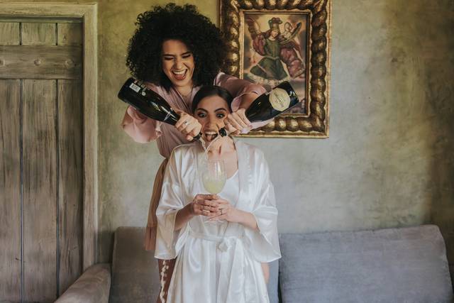 Sirviéndole champán a la novia