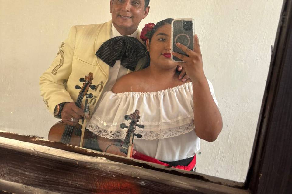 Mariachi tomándose una foto