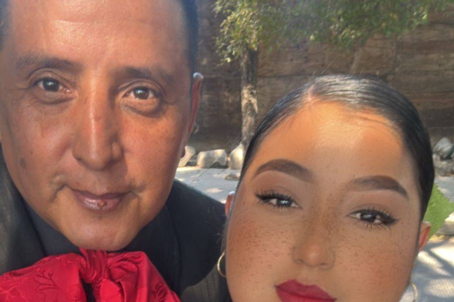 Mariachi con traje negro y moño rojo