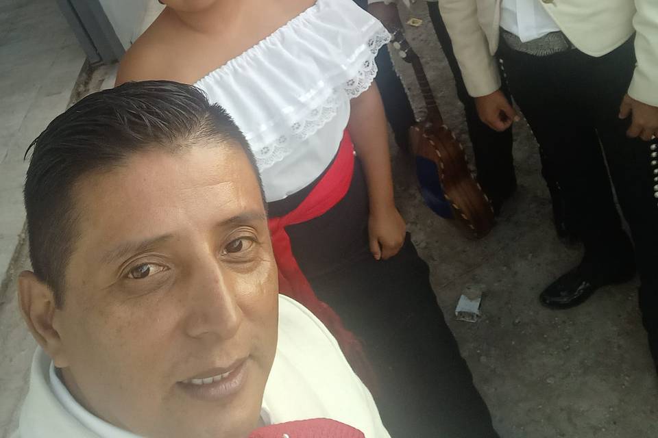Mariachi con traje blanco