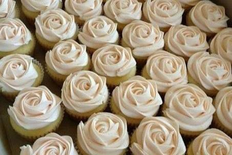 Cupcakes con rosas blancas