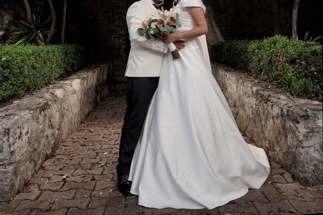 Novios posando en medio del camino