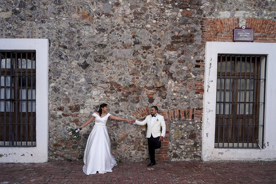 Pareja recargada en una barda