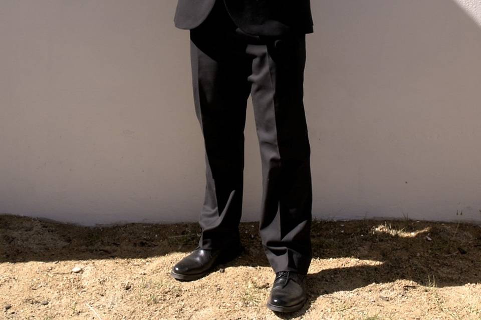 Novia frente a una pared blanca