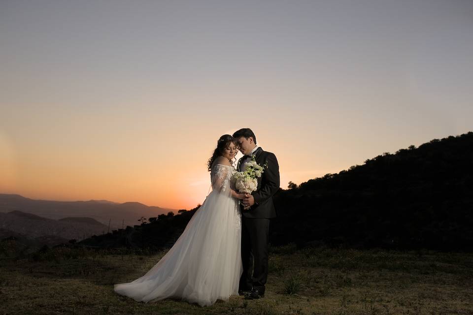 Pareja posando al atardecer