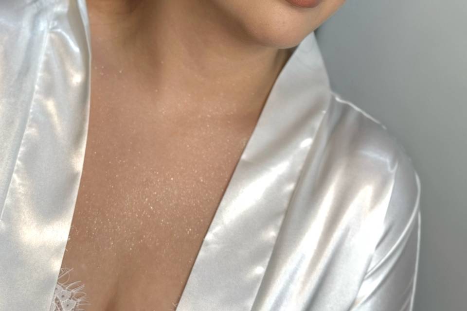 Novia en bata blanca