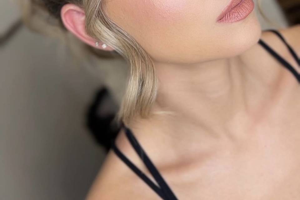 Novia de perfil con ojos delineados