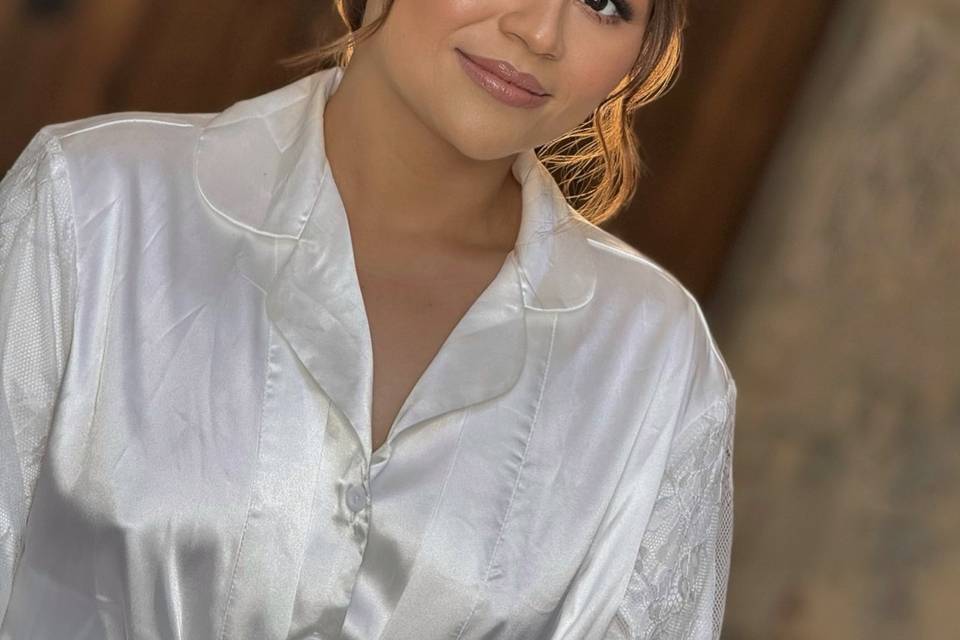 Novia con cabello recogido y tocado