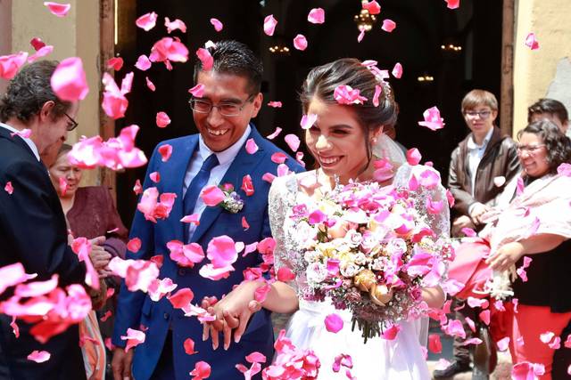 Novios saliendo de la iglesia