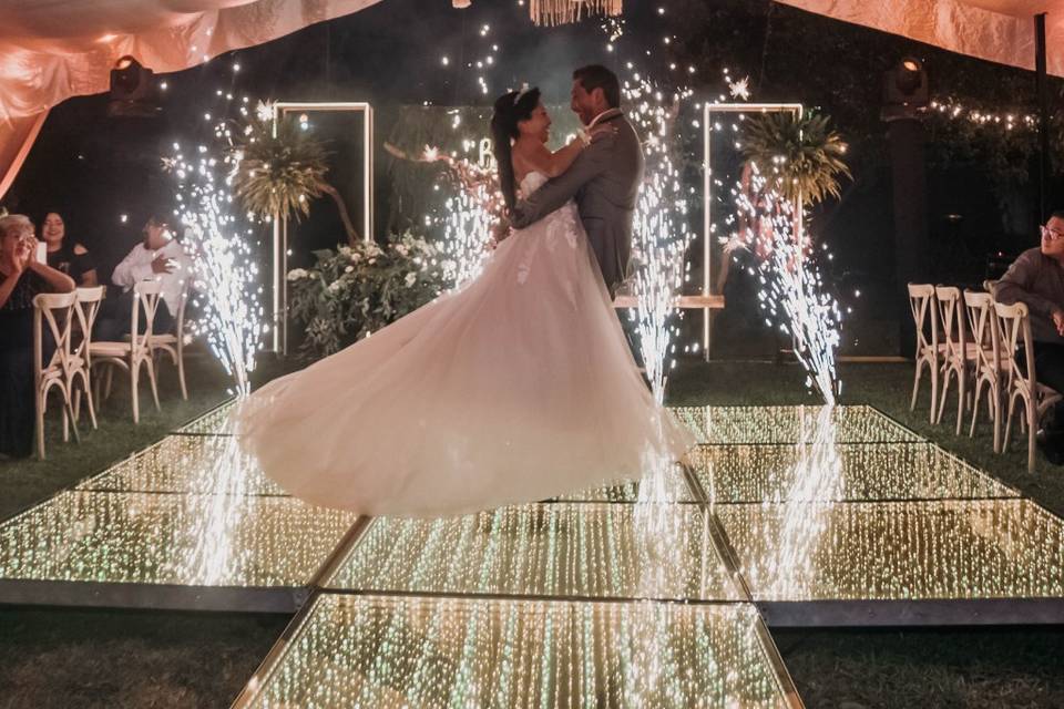 Pareja bailando en la pista iluminada