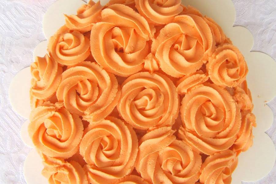 Pastel con rosas de crema