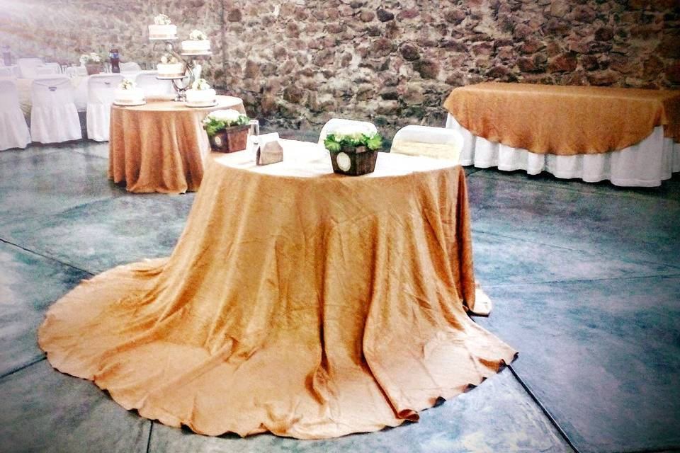 Mesa de novios dorada