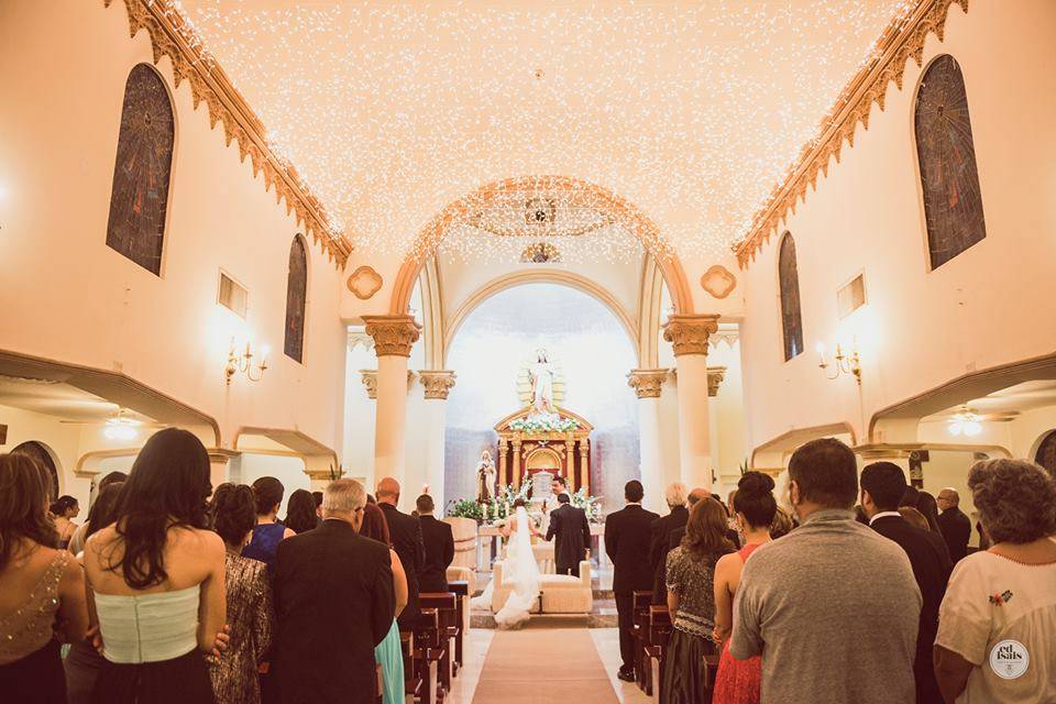 Pame y Elias en la iglesia