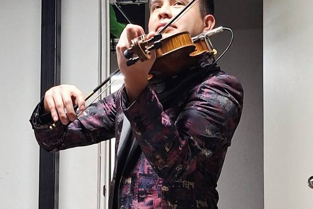 Artista tocando el violín