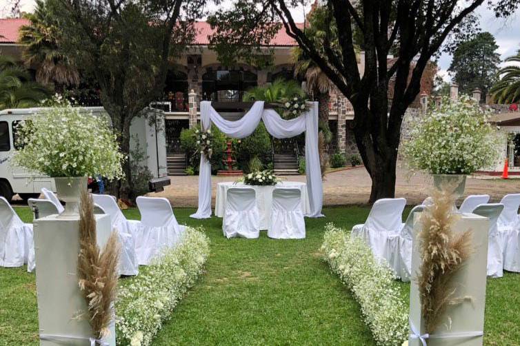 Arreglos florales en blanco