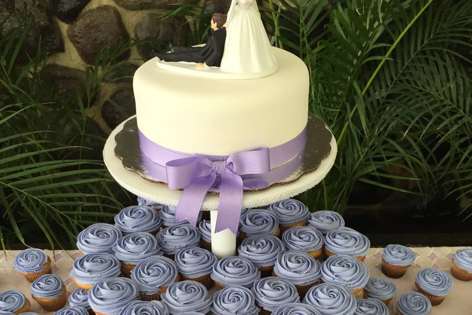 Pastel con cupcakes para boda
