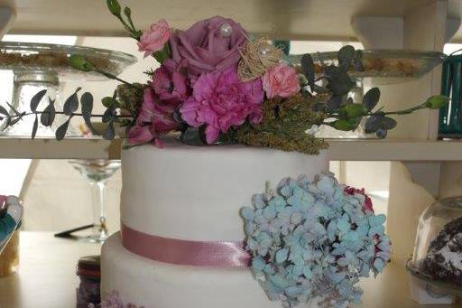Pastel de boda con rosa natura
