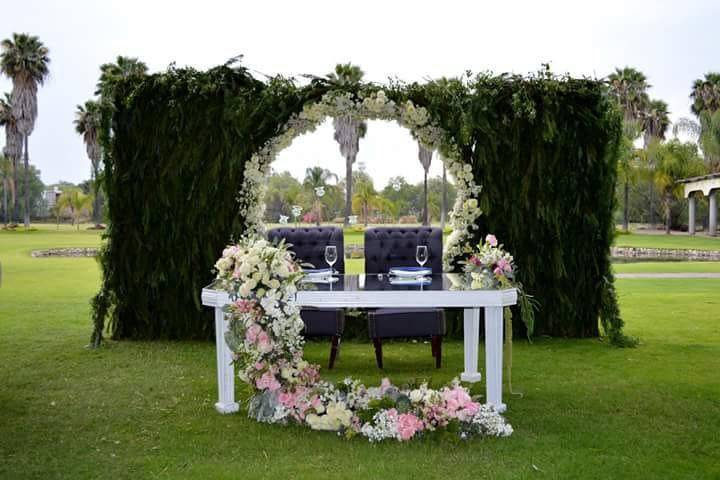 Mesa de novios con pared verde