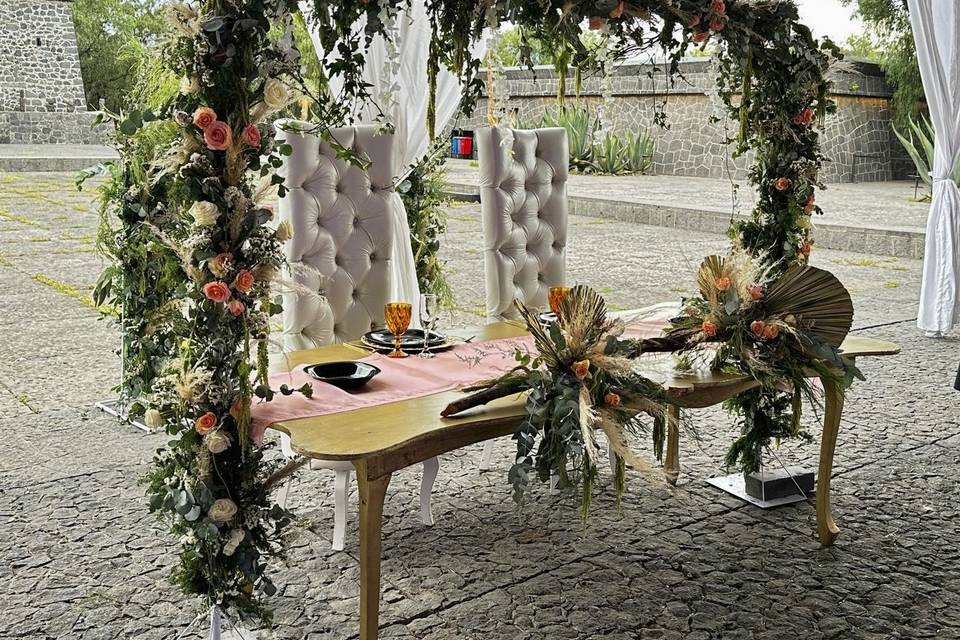 Mesa de novios con black de flores