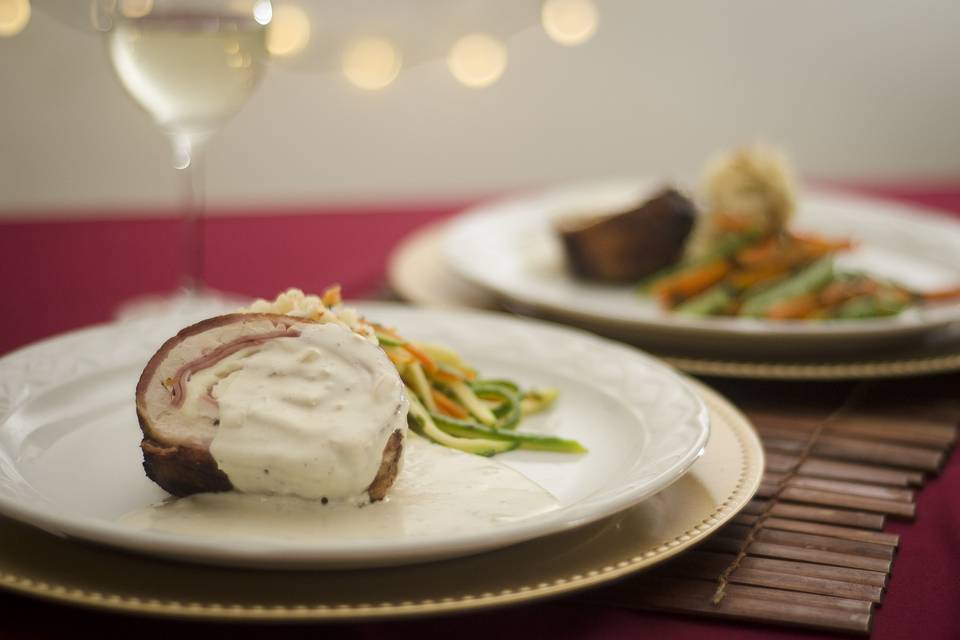 Pollo Mignon en salsa alfredo.