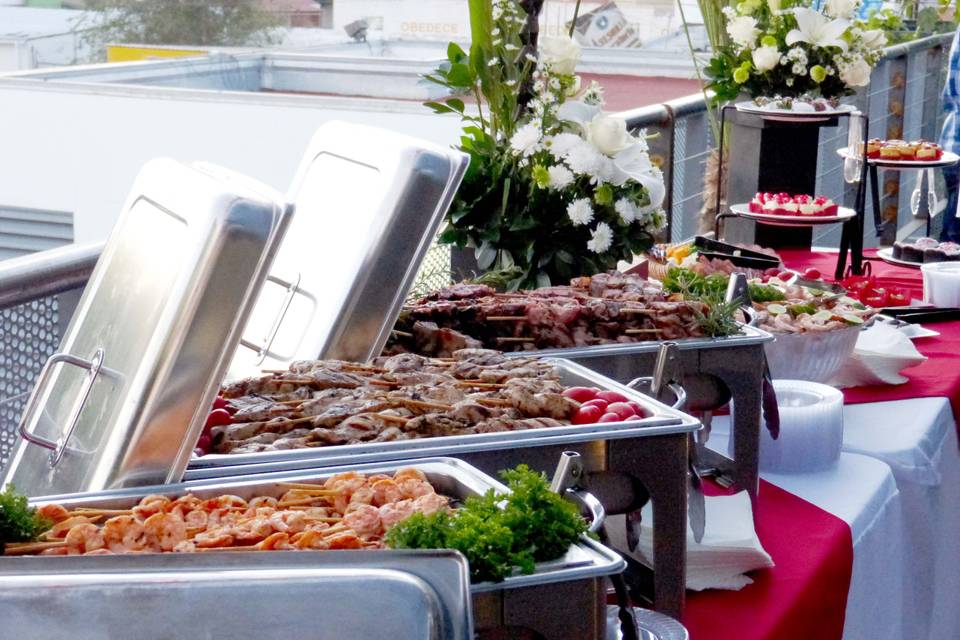 Buffet de brochetas calientes.