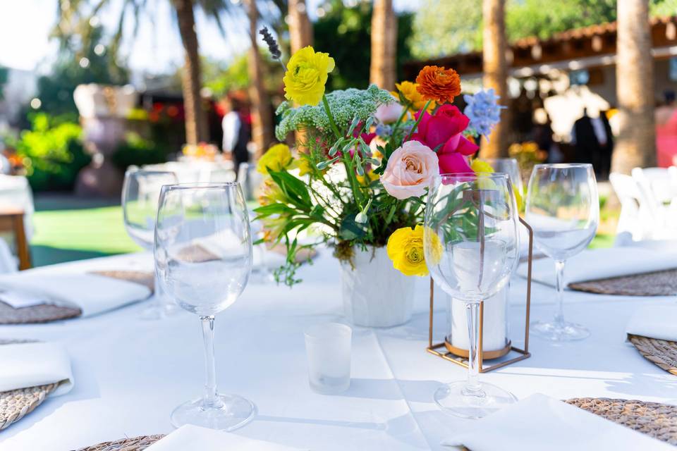 Mesa de boda colorida.