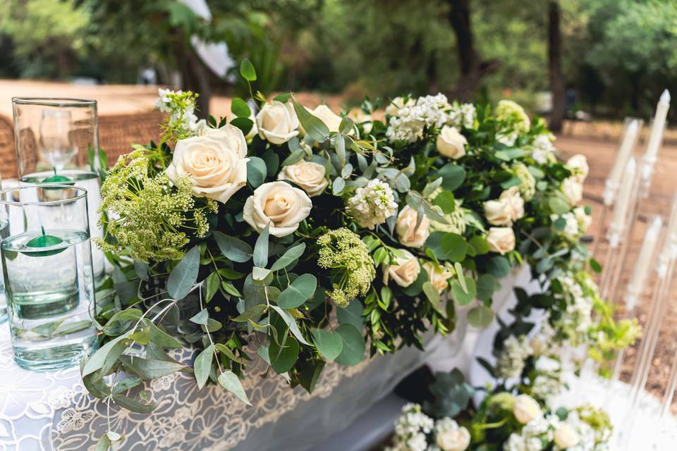 Arreglo floral mesa de novios.