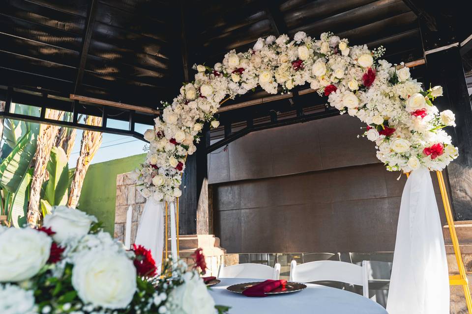 Mesa de novio flores con telas