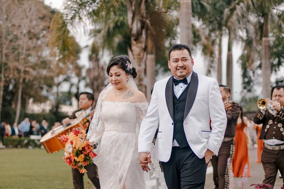 Novios caminando