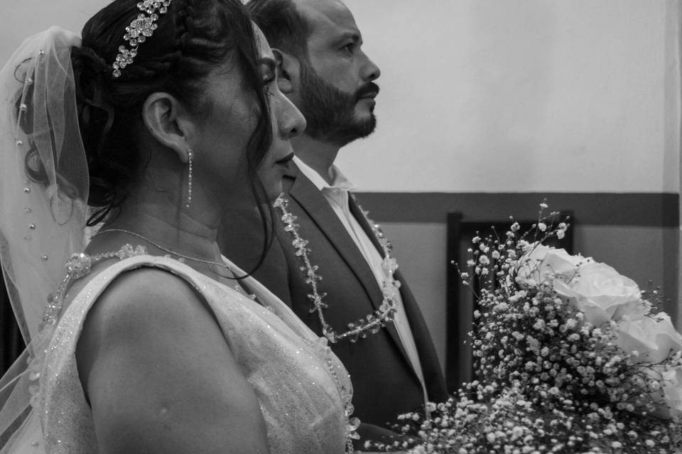 Pareja en la iglesia