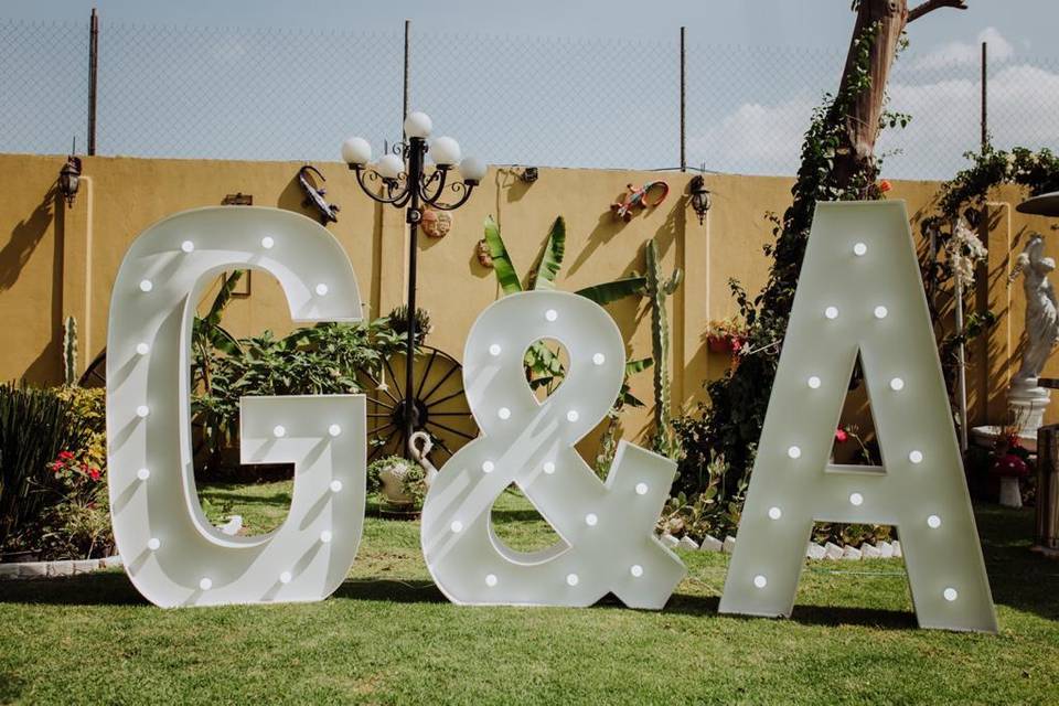 Letras iluminadas para boda