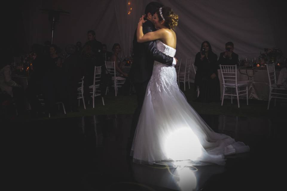 Los novios bailando