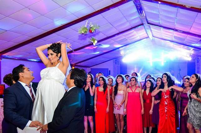 La novia lanzando el ramo