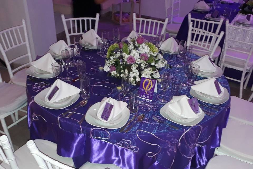 Cubre mantel satín morado